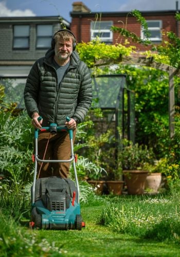 Lavori in giardino ad aprile, tagliare l'erba